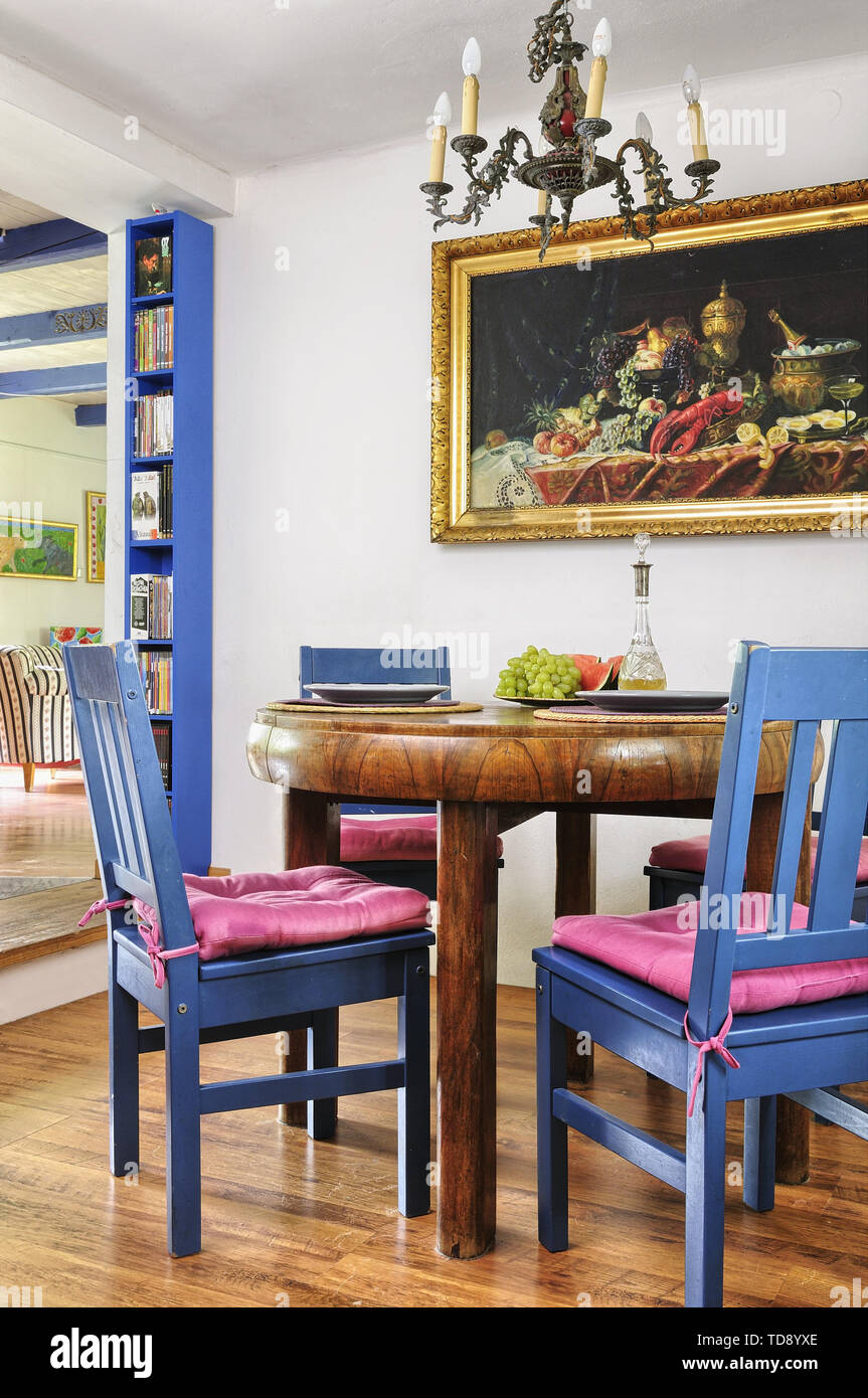 Mesa De Comedor De Madera Redondo Con Sillas Azules En El Comedor Solo Derechos Del Reino Unido E Irlanda Fotografia De Stock Alamy