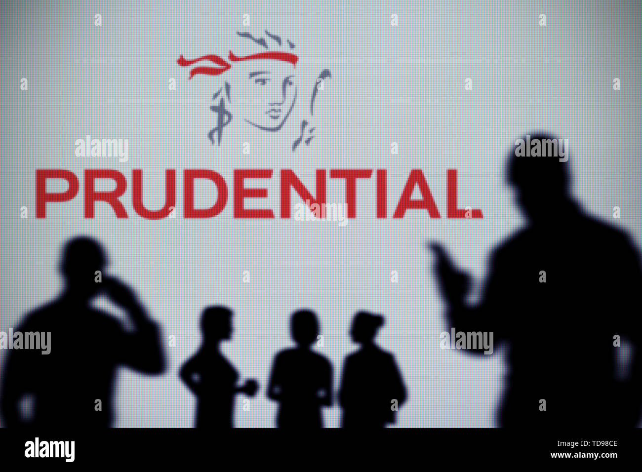 The Prudential Insurance logo es visto en una pantalla LED en el fondo