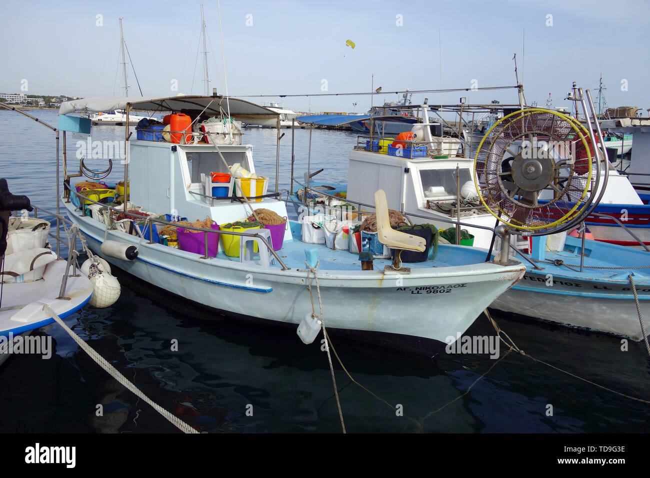 Los barcos de pesca en el puerto, en Paphos, Chipre, Europa Foto de stock