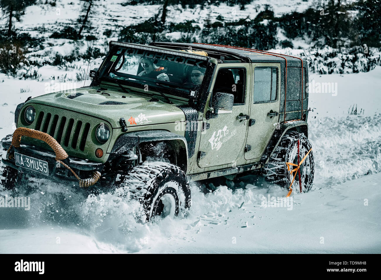 Registro de Jeep Wrangler caravana monta a nevada cross country