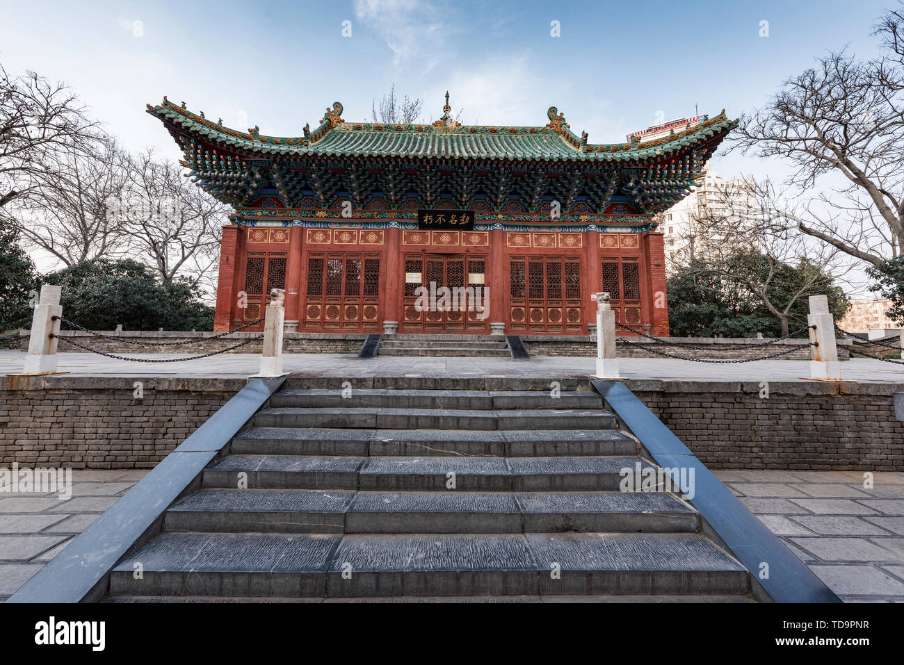 Paisajes arquitectónicos clásicos como Hu Gong Temple, Gente del Parque, de la ciudad de Zhengzhou, provincia de Henan, en la primavera Foto de stock
