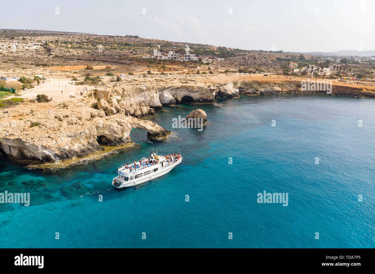 La Laguna Azul en la isla de Chipre el mar tropical beach Cavo Greco en la mañana. Amor de roca de piedra natural bridge Foto de stock