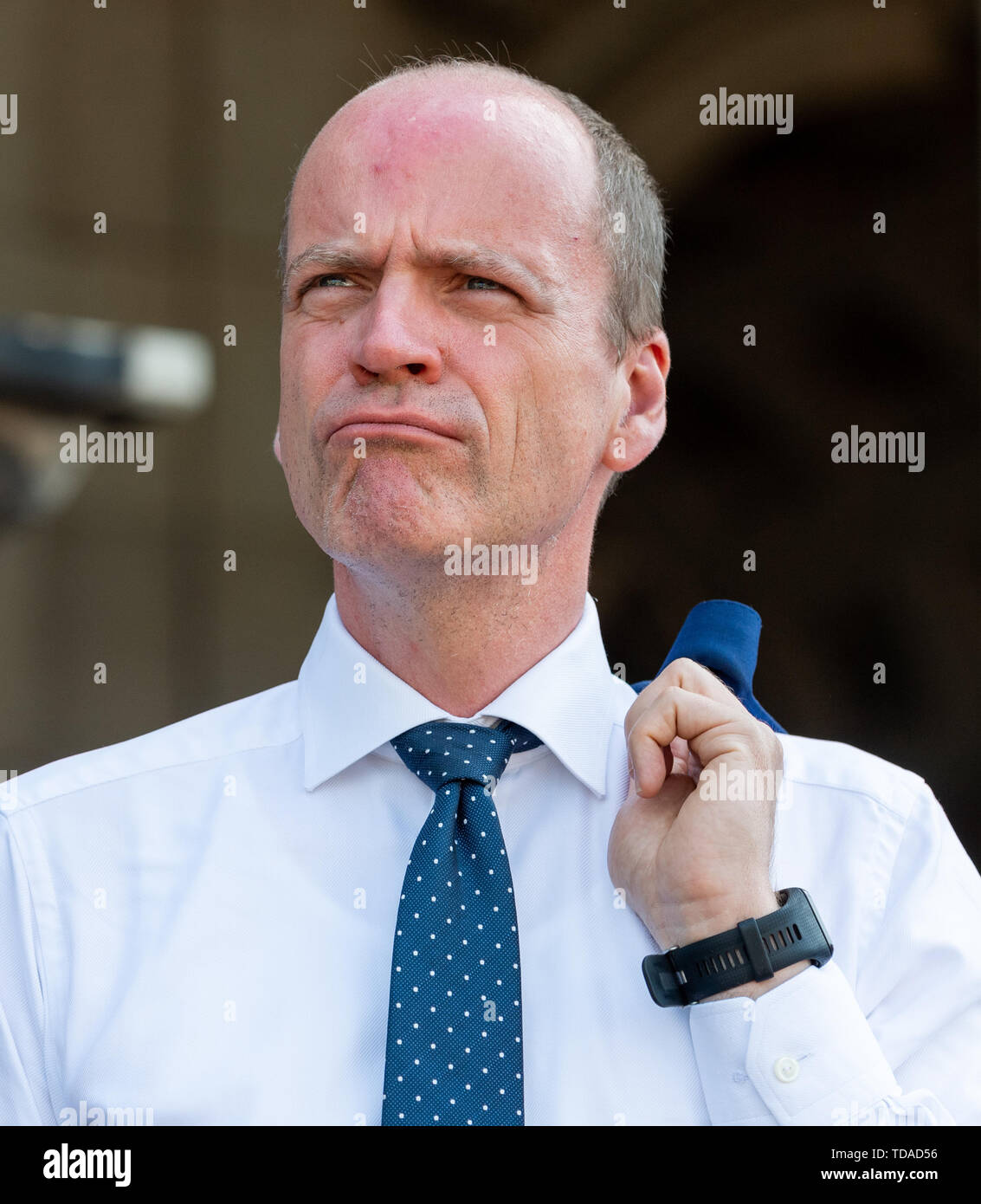 12 de junio de 2019, en el Estado federado de Sajonia, Dresden: Matthias Haß (CDU), Ministro de Finanzas de Sajonia, puede verse en el Zwinger de Dresde durante una gira junto con la estatal Sächsisches Immobilien- und Baumanagement (SIB) y la Staatliche Schlösser, Burgen und Gärten Sachsen (SBG). La Bogengalerie L será reconstruida por 14,3 millones de euros para 2020 y la Zwingerhof será renovado por 10 millones de euros en 2022. Foto: Robert Michael/dpa-Zentralbild/dpa Foto de stock