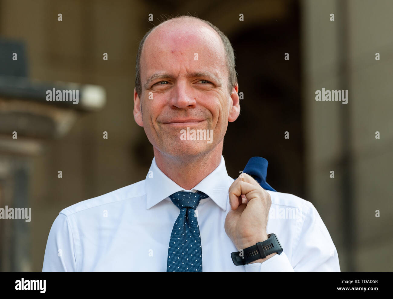 12 de junio de 2019, en el Estado federado de Sajonia, Dresden: Matthias Haß (CDU), Ministro de Finanzas de Sajonia, puede verse en el Zwinger de Dresde durante una gira junto con la estatal Sächsisches Immobilien- und Baumanagement (SIB) y la Staatliche Schlösser, Burgen und Gärten Sachsen (SBG). La Bogengalerie L será reconstruida por 14,3 millones de euros para 2020 y la Zwingerhof será renovado por 10 millones de euros en 2022. Foto: Robert Michael/dpa-Zentralbild/dpa Foto de stock