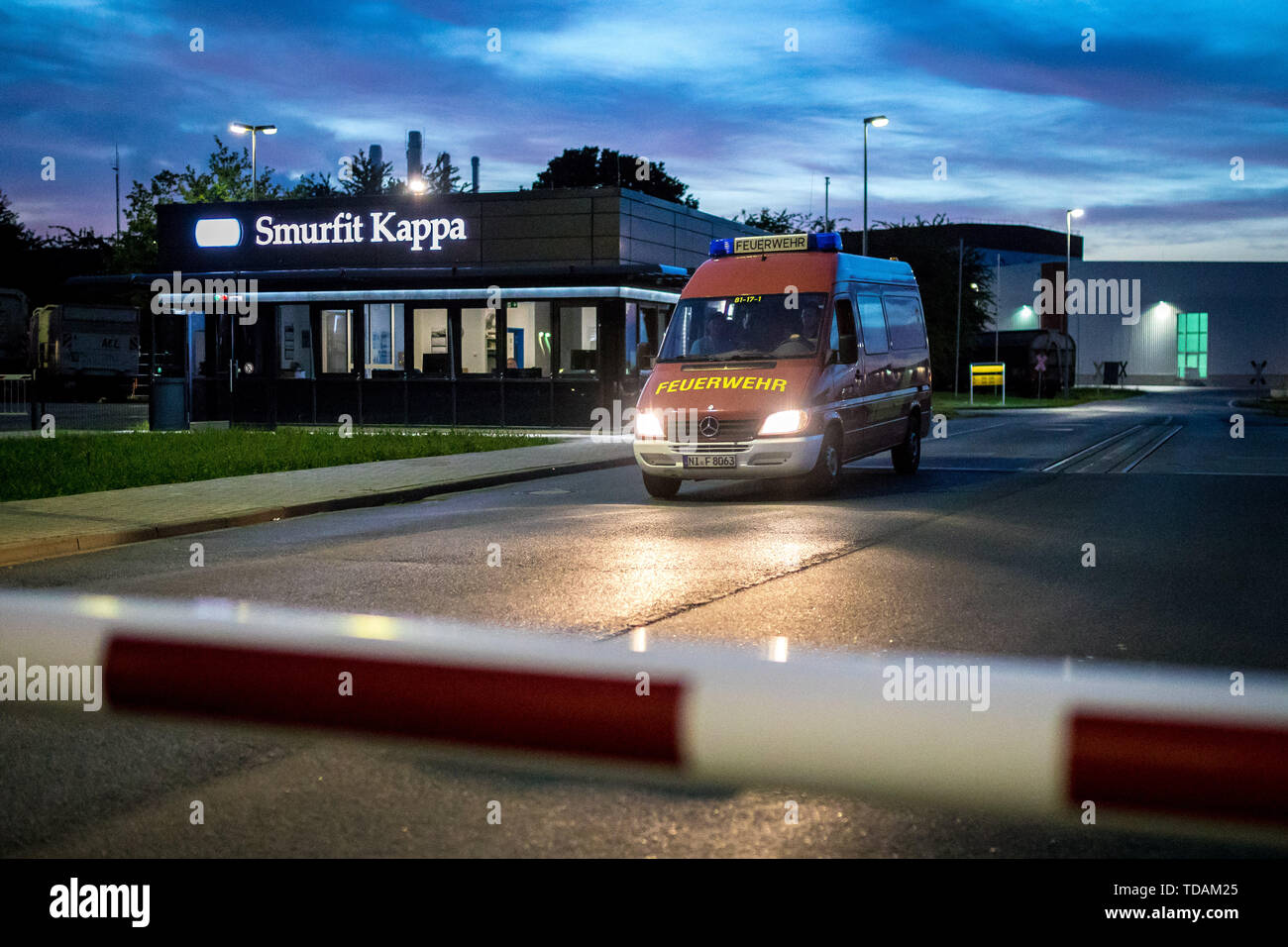 La Hoya, Alemania. El 14 de junio de 2019. Un vehículo de emergencia de los  bomberos sale de los locales de Smurfit Kappa. Estalló un incendio en la  fábrica de papel y