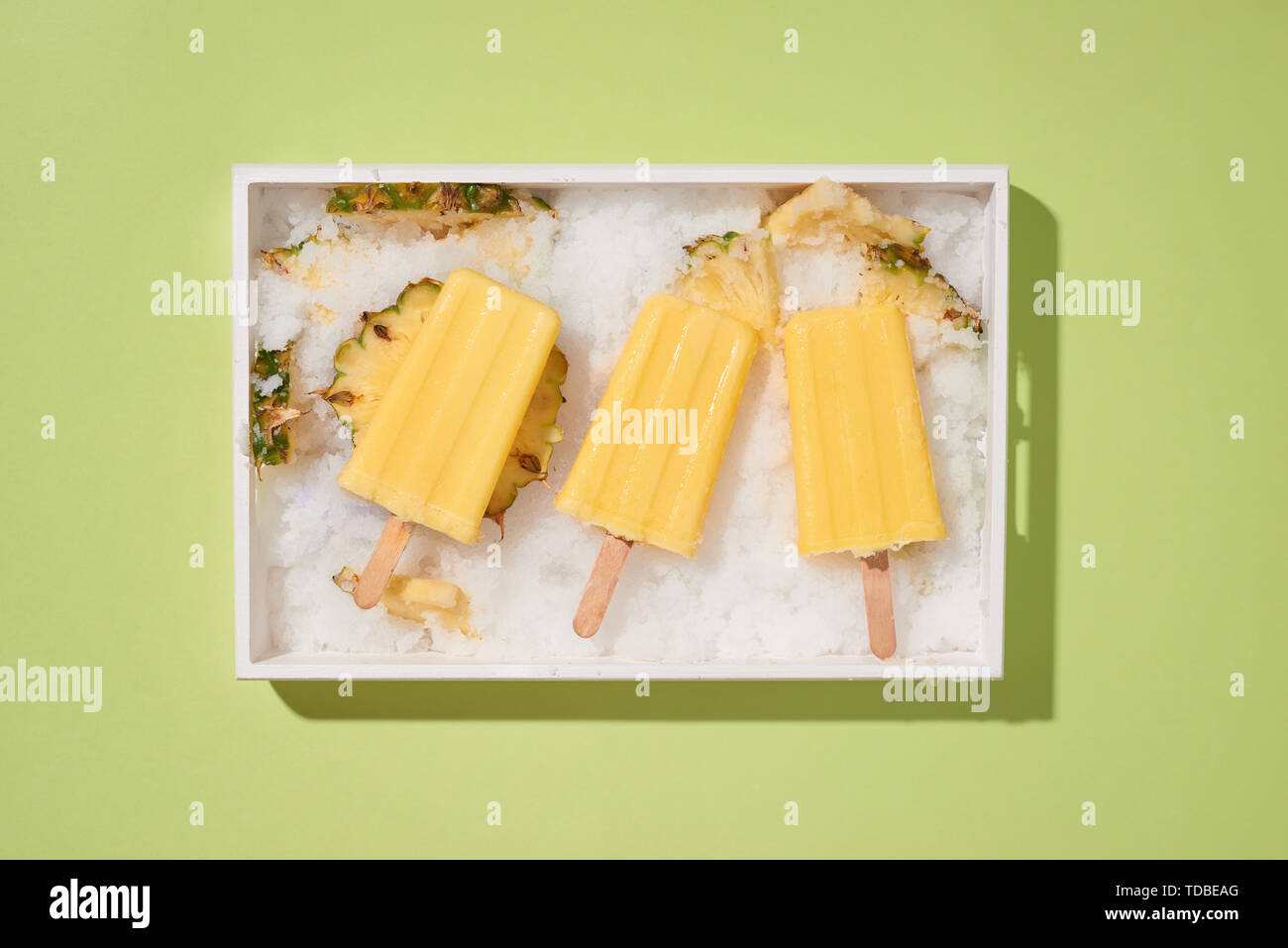 Paletas de fruta amarilla en una bandeja vista superior, el estado de ánimo de verano Foto de stock