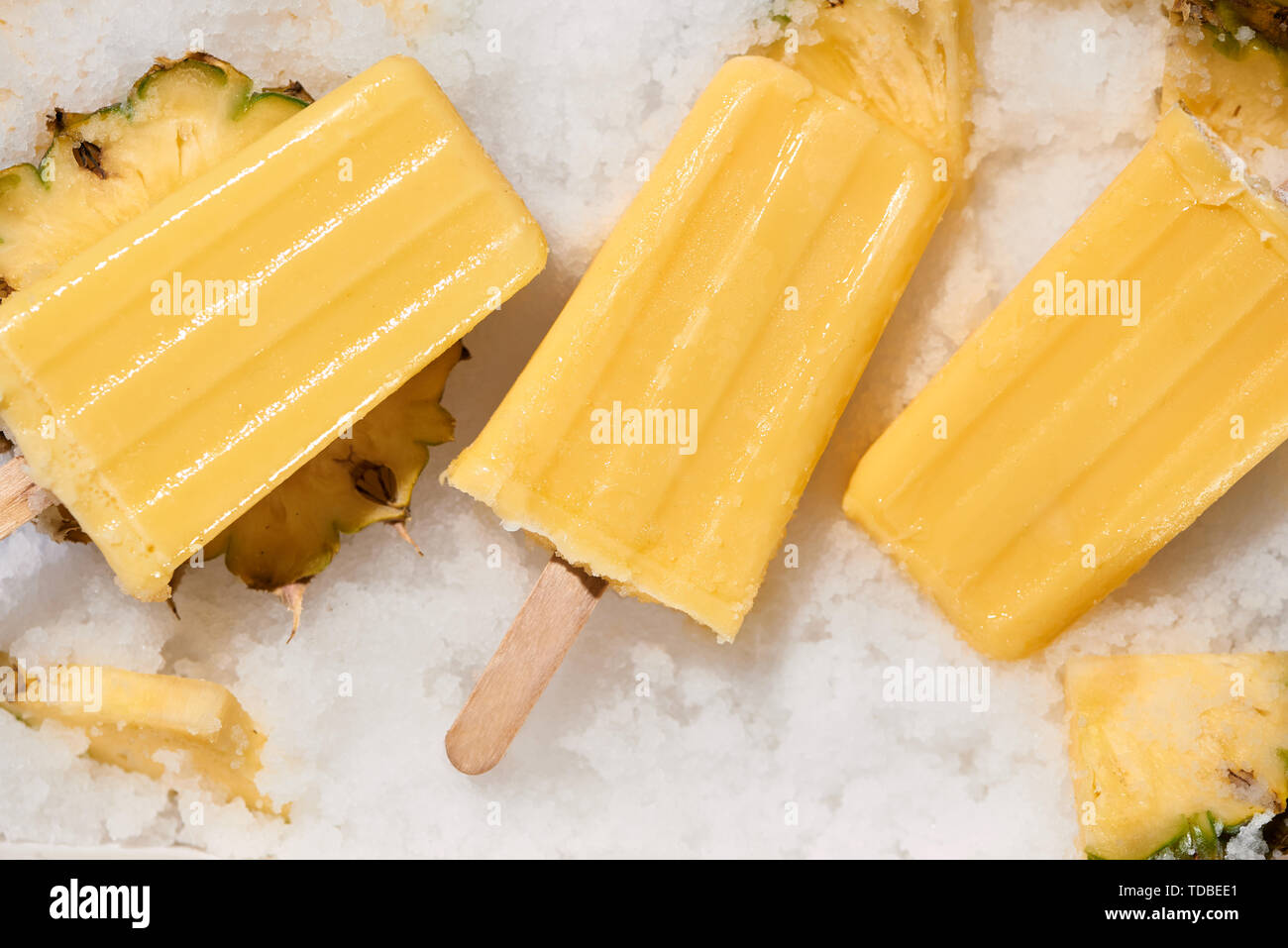 Paletas de fruta amarilla en una bandeja vista superior, el estado de ánimo de verano Foto de stock