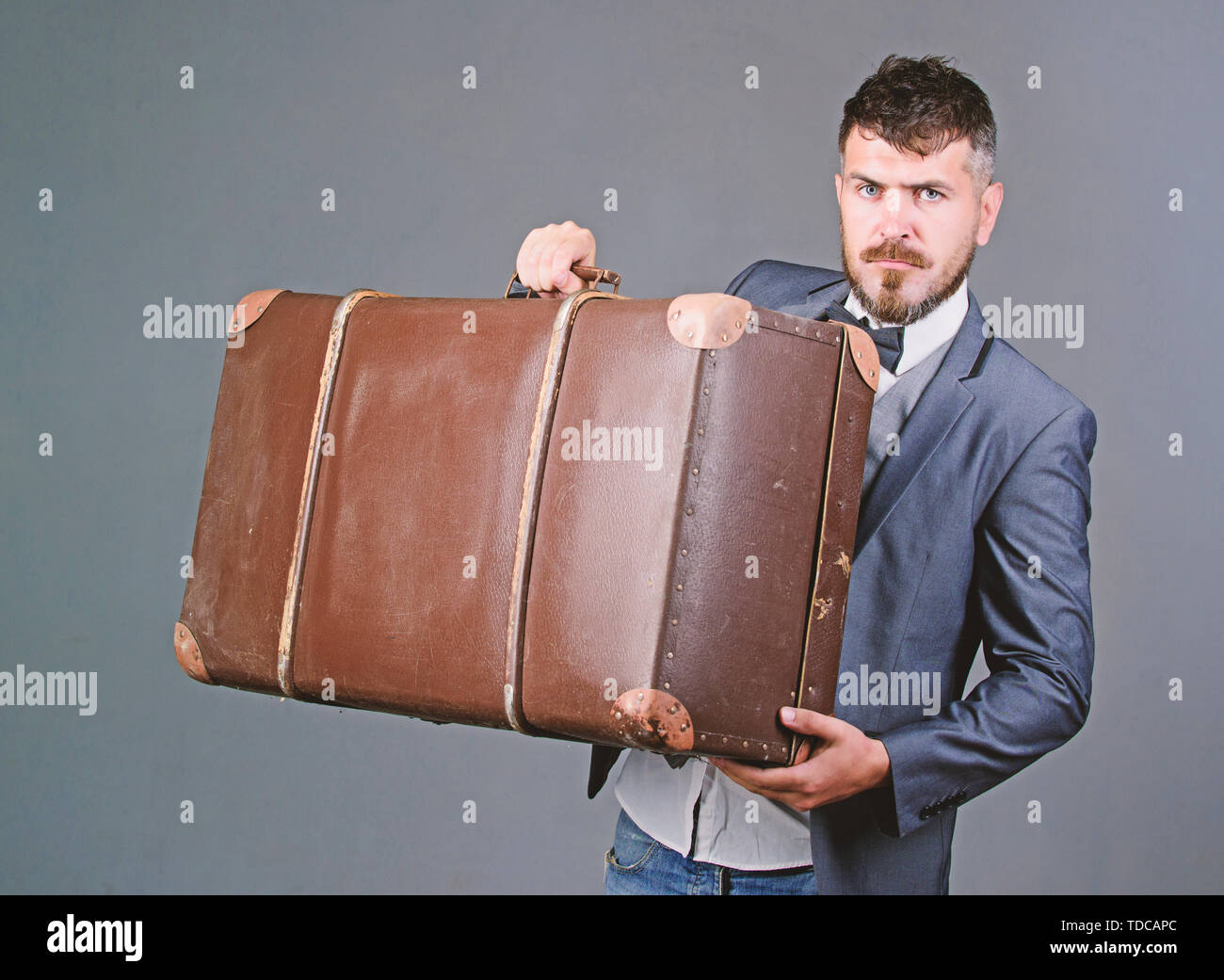 Concepto de equipaje y de viaje. Hipster viajero con equipaje. Seguro de  equipaje. El hombre bien afeitado la barba hipster con maleta grande. Lleve  todas sus cosas con usted. Maleta pesada. Servicio