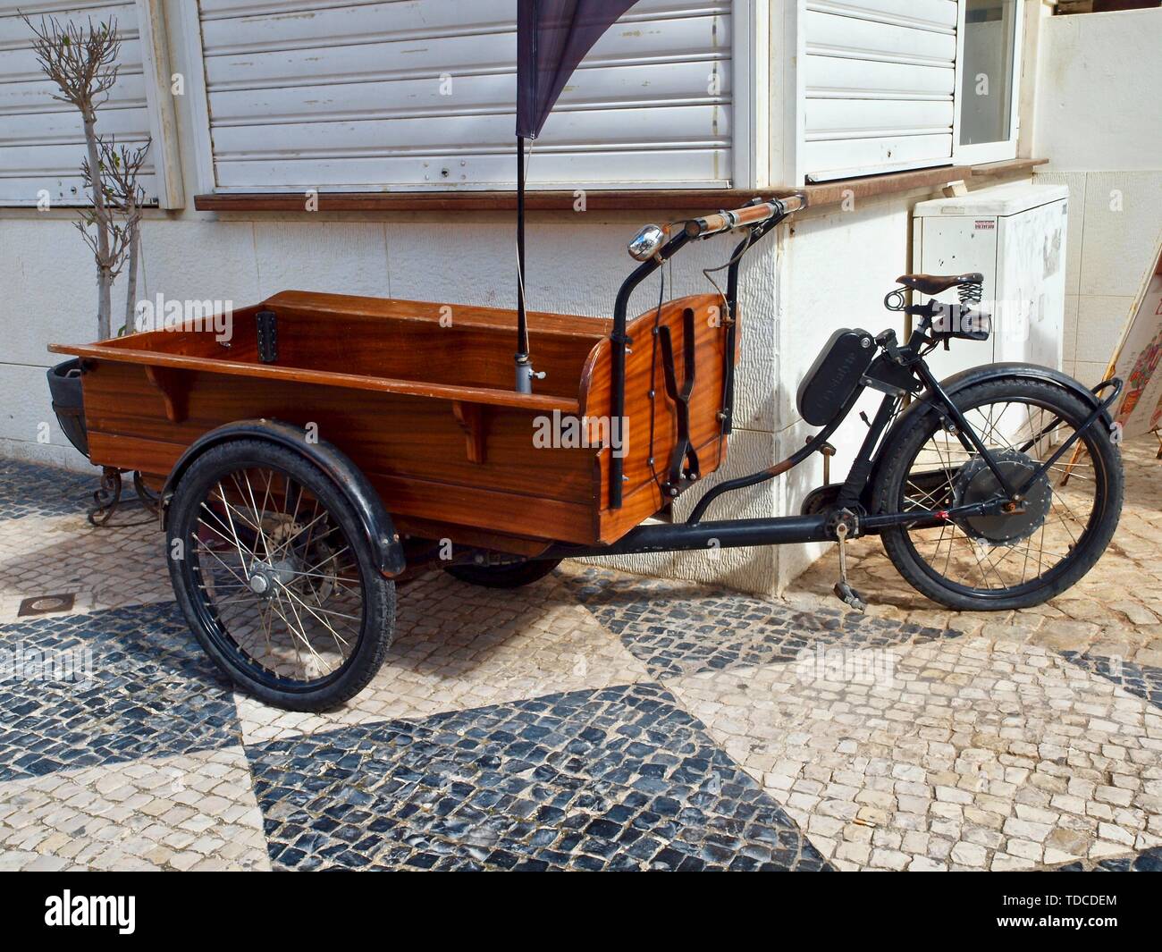 Bicicleta con un carro de madera para el transporte Fotografía de stock -  Alamy