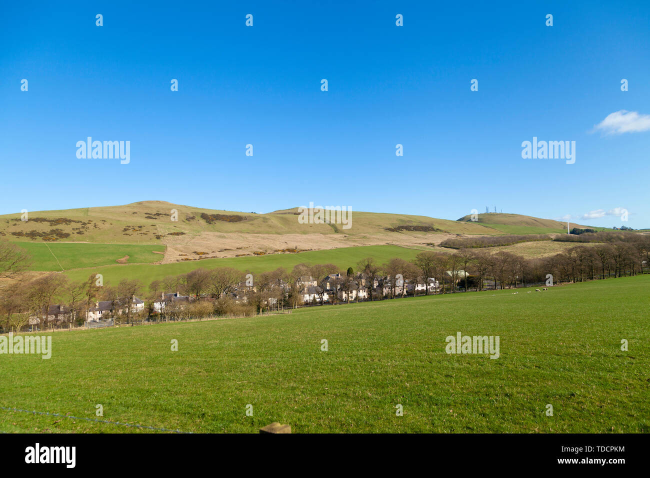 La aldea de Steelend con las colinas de solución salina y el picado de