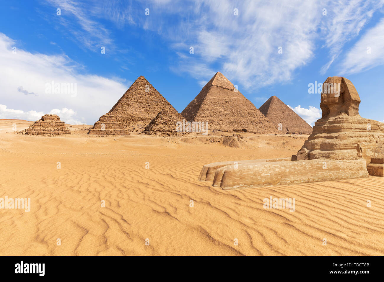 Hermosa vista de las pirámides y la esfinge de Giza, Egipto el desierto. Foto de stock