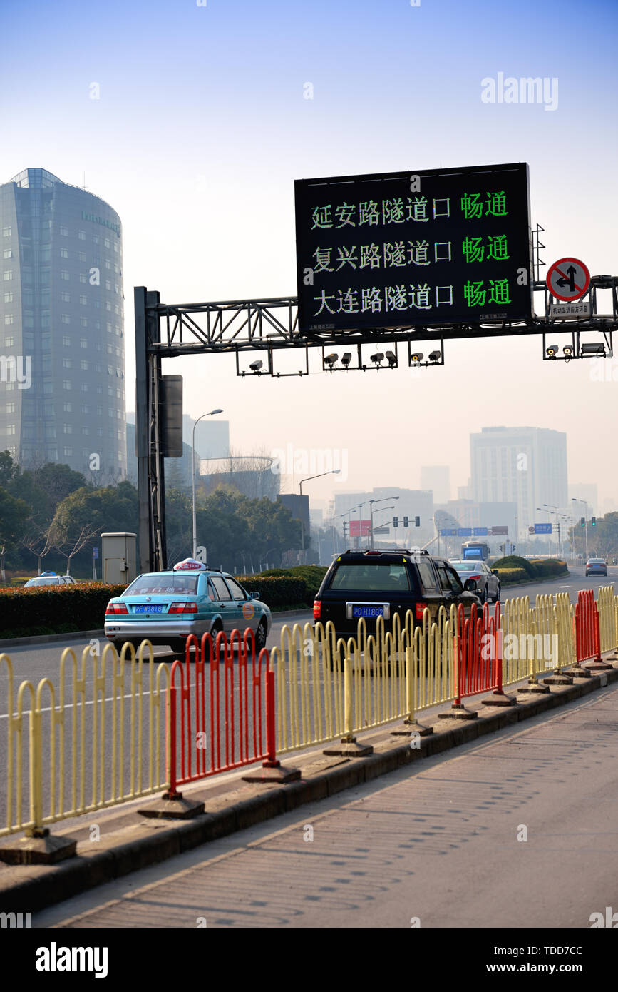 Tablón de anuncios en tiempo real para las condiciones de la carretera en Pudong, Shanghai Foto de stock