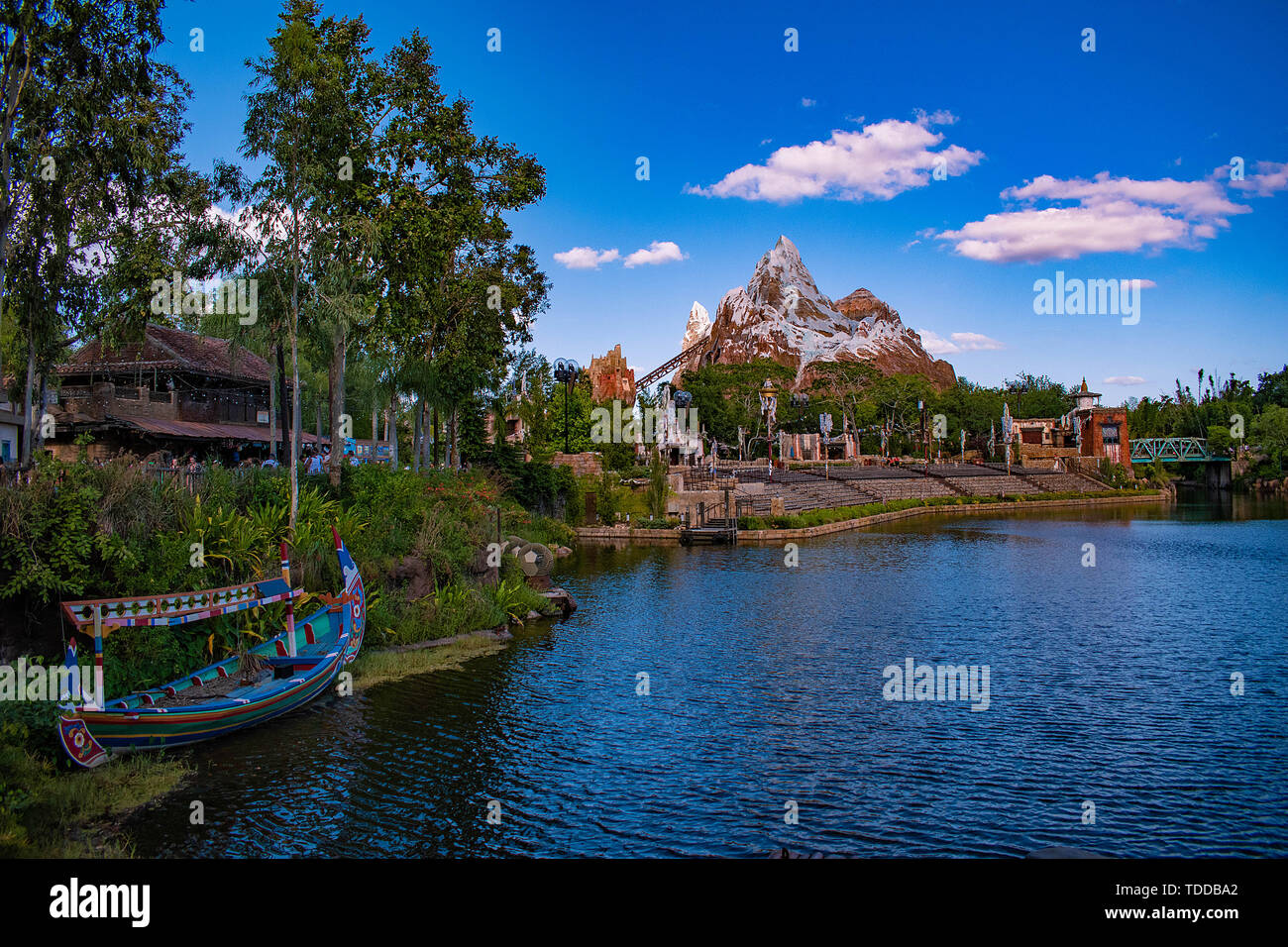 Orlando, Florida. Abril 29, 2019 coloridos barcos , lago azul y Expedition Everest mountain en el Reino Animal. Foto de stock