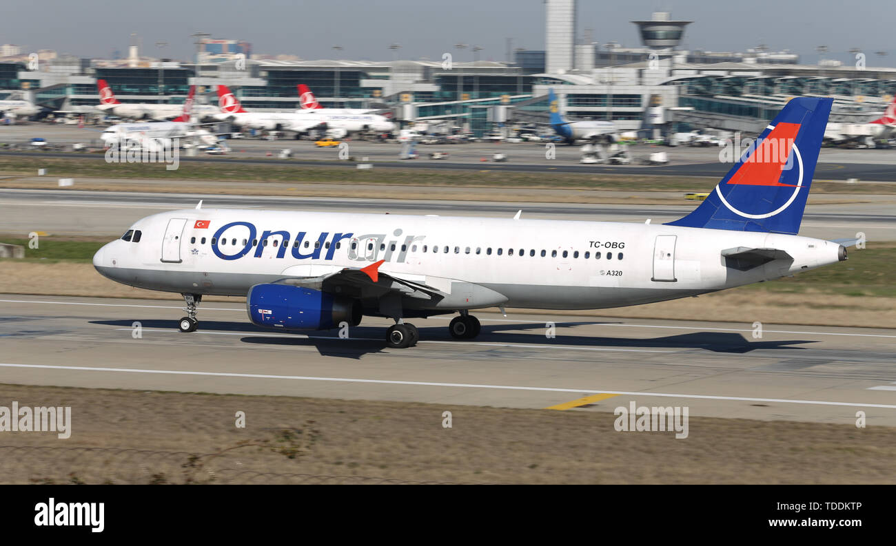 Estambul, Turquía - Marzo 17, 2019: Onur Air Airbus A320-233 (CN 916) despega desde el Aeropuerto Ataturk en Estambul. Onur Air tiene 25 el tamaño de la flota y 38 destin Foto de stock