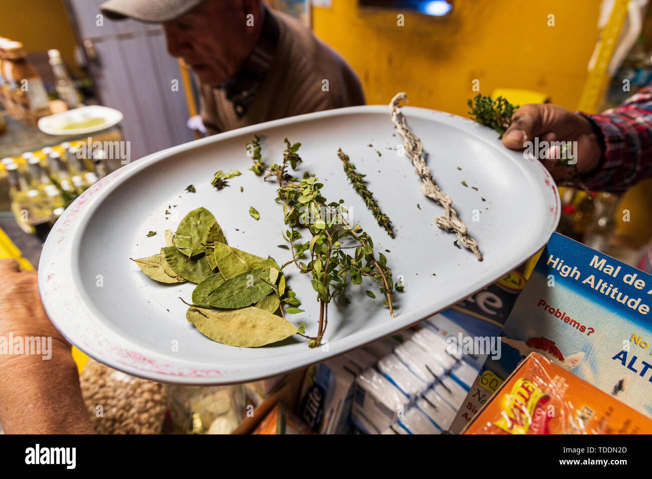 Hierbas y hojas de coca para té inca, la Reserva Nacional de Salinas y