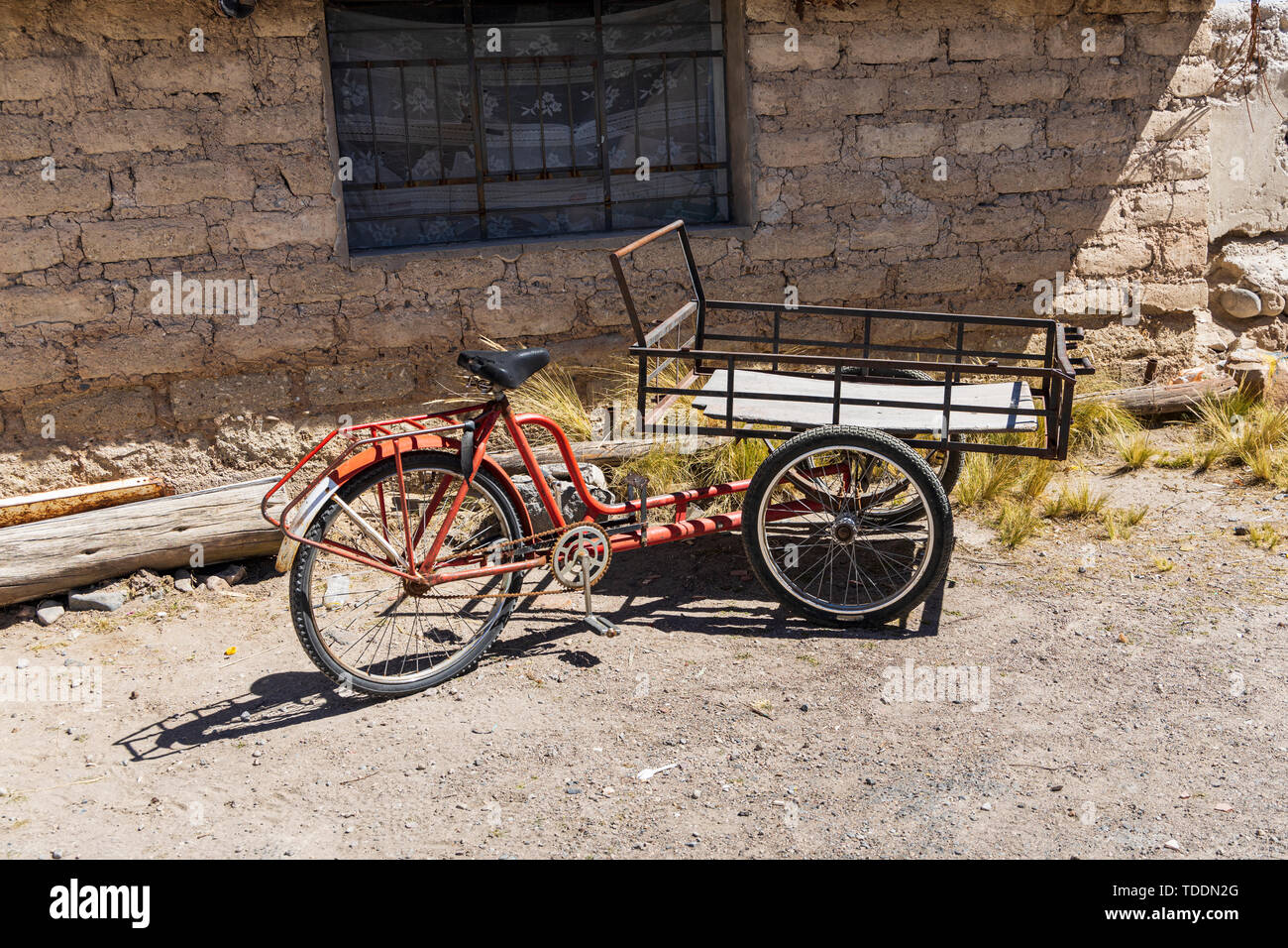 Carro triciclo en la Reserva Nacional de Salinas y Aguada Blanca, Yura,  parada en carretera, Arequipa, Perú Fotografía de stock - Alamy