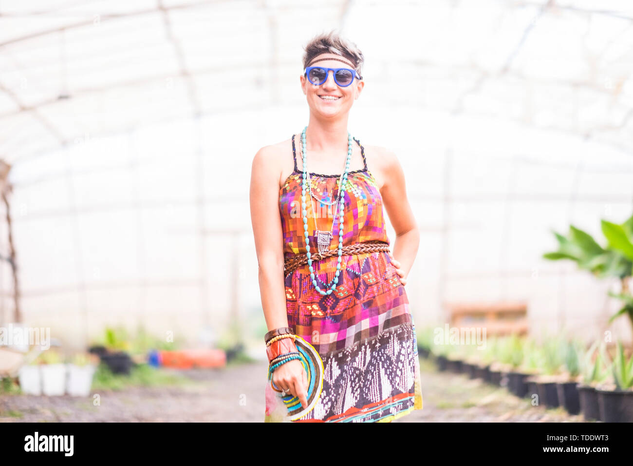 Mujer joven rubia feliz alegre sonrisa y posar para ropa hippie vertical - felicidad y de vida para la gente alternativa - moderno Fotografía de stock - Alamy