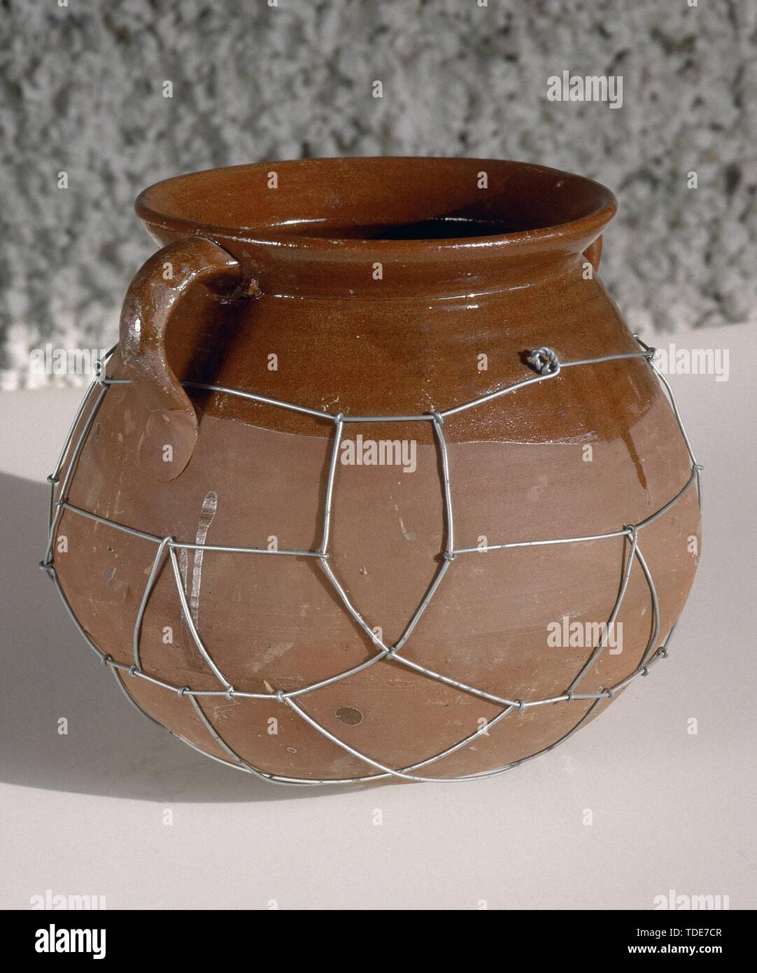 OLLA "CORDADA" (REJILLA DE ALAMBRE EN LA BASE) - S XX Arte Popular. Ubicación: ALFARERIA. España. Foto de stock