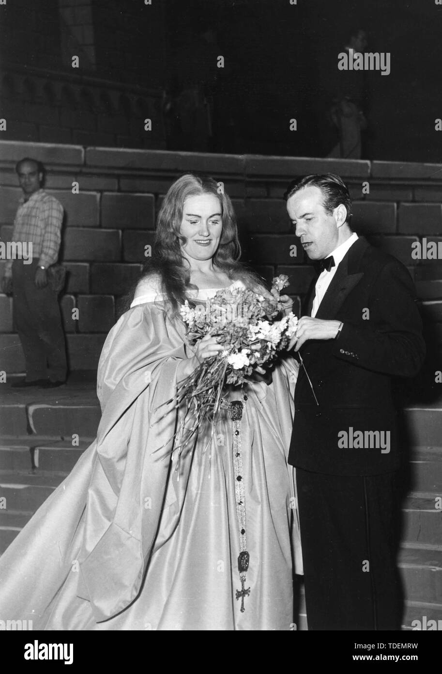 TEATRO MASSIMO, Franco Zeffirelli con un cantante lírico DURANTE LA ÓPERA 'I Puritani' (LABRUZZO FUCARINI / Fotogramma, Palermo - 1961-01-12) ps la foto pueden ser utilizados respetando el contexto en que fue tomada, y sin intenciones difamatorias del decoro de las personas representadas (LABRUZZO FUCARINI/Fotogramma, repertorio fotográfico - 2019-06-15) P.D. la foto e' utilizzabile nel rispetto del contesto en cui e' stata scattata, e senza diffamatorio intento del decoro delle persone rappresentate Foto de stock