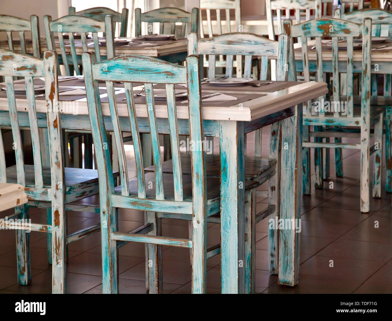 Es una suerte que corte largo Comprensión Vintage sillas de madera y mesas en un restaurante Fotografía de stock -  Alamy