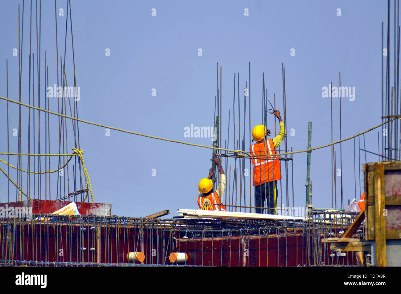 Los trabajadores de la construcción trabajando en un edificio de la columna. Foto de stock