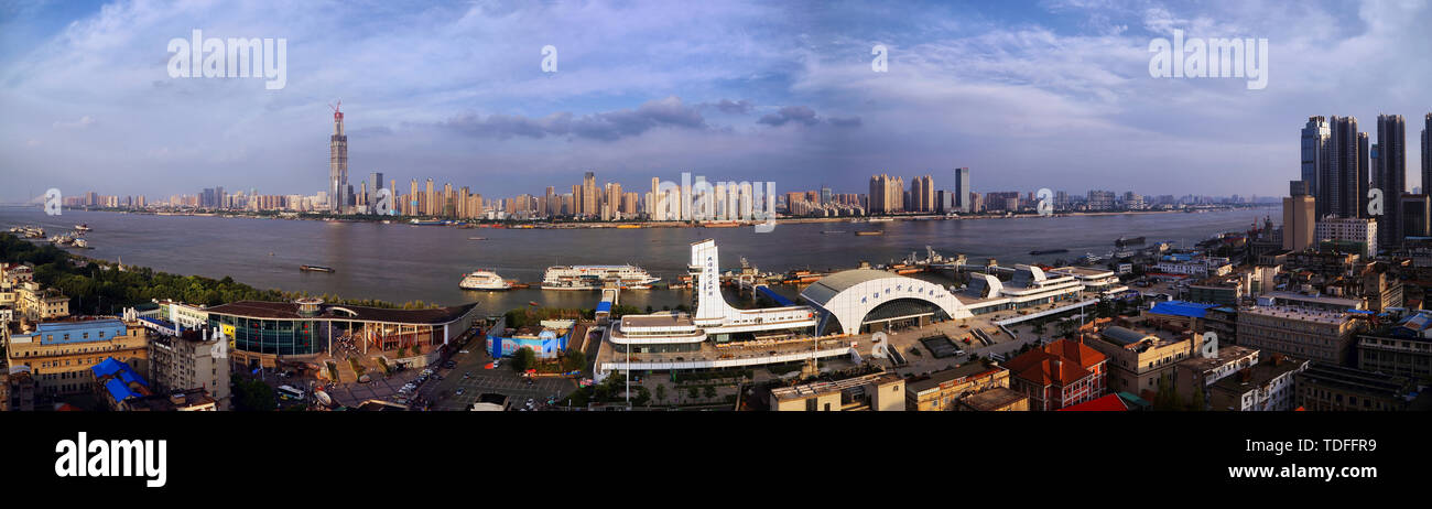 Vistas panorámicas del horizonte de Wuchang en Wuhan Foto de stock
