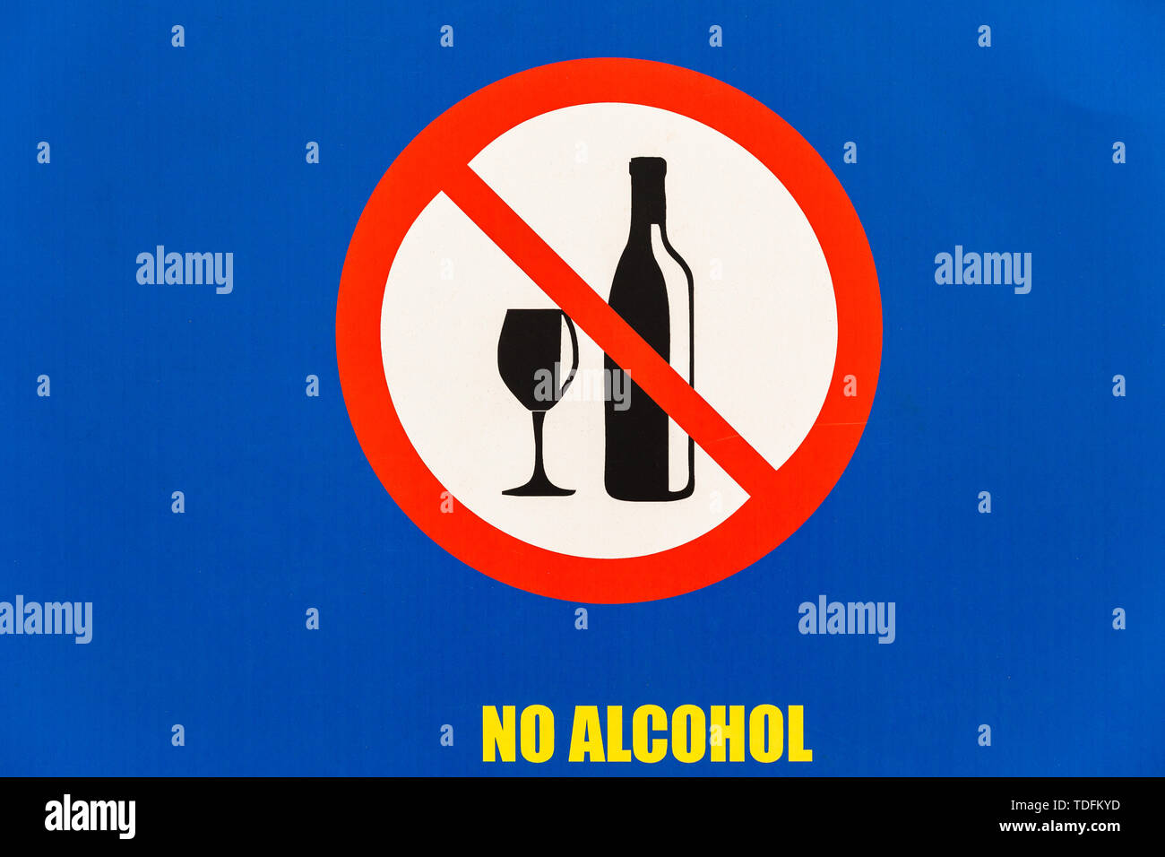 Junta pública aviso firmar ningún alcohol ilustración foto en primer plano. Foto de stock