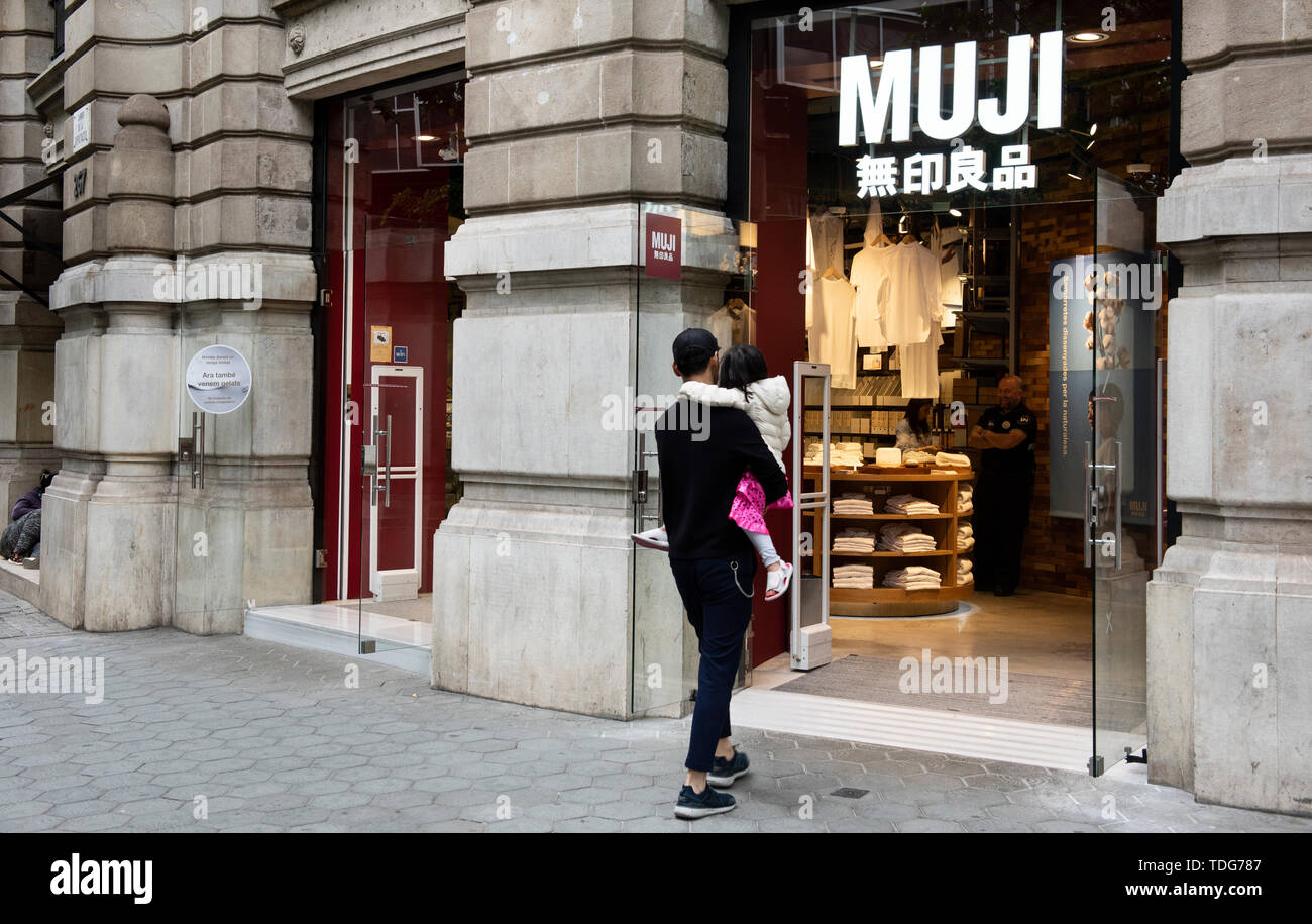 Multinacional japonesa hogar y minorista de ropa, tienda Muji, visto en Barcelona Fotografía stock - Alamy