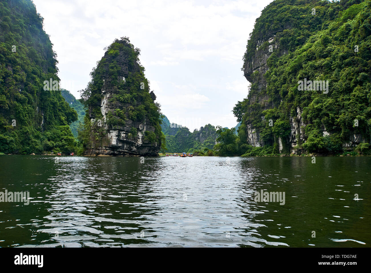 Trang An, Ninh Binh, Vietnam. Junio 9, 2019: la gente tomando tour en bote para king kong Skull Island. Trang es un sitio del Patrimonio Mundial de la UNESCO, famosa por Foto de stock