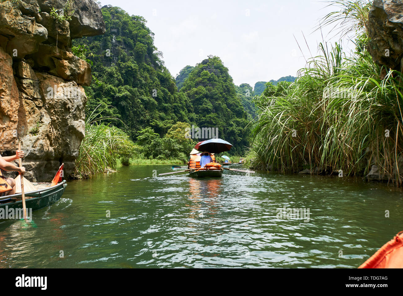 Trang An, Ninh Binh, Vietnam. Junio 9, 2019: la gente tomando tour en bote para king kong Skull Island. Trang es un sitio del Patrimonio Mundial de la UNESCO, famosa por Foto de stock