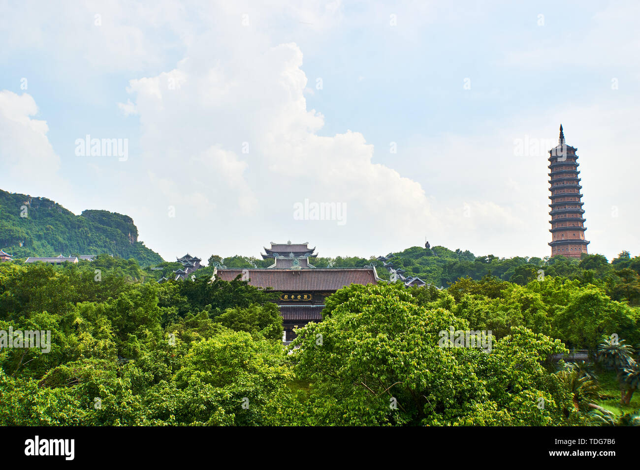 Bai Pagoda biggiest Dinh - El complejo del templo en Vietnam en Trang An, Ninh Binh. Foto de stock