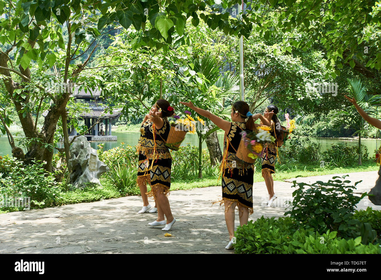 Trang An, Ninh Binh, Vietnam. Junio 9, 2019 mujeres bailando en ropa colorido Foto de stock