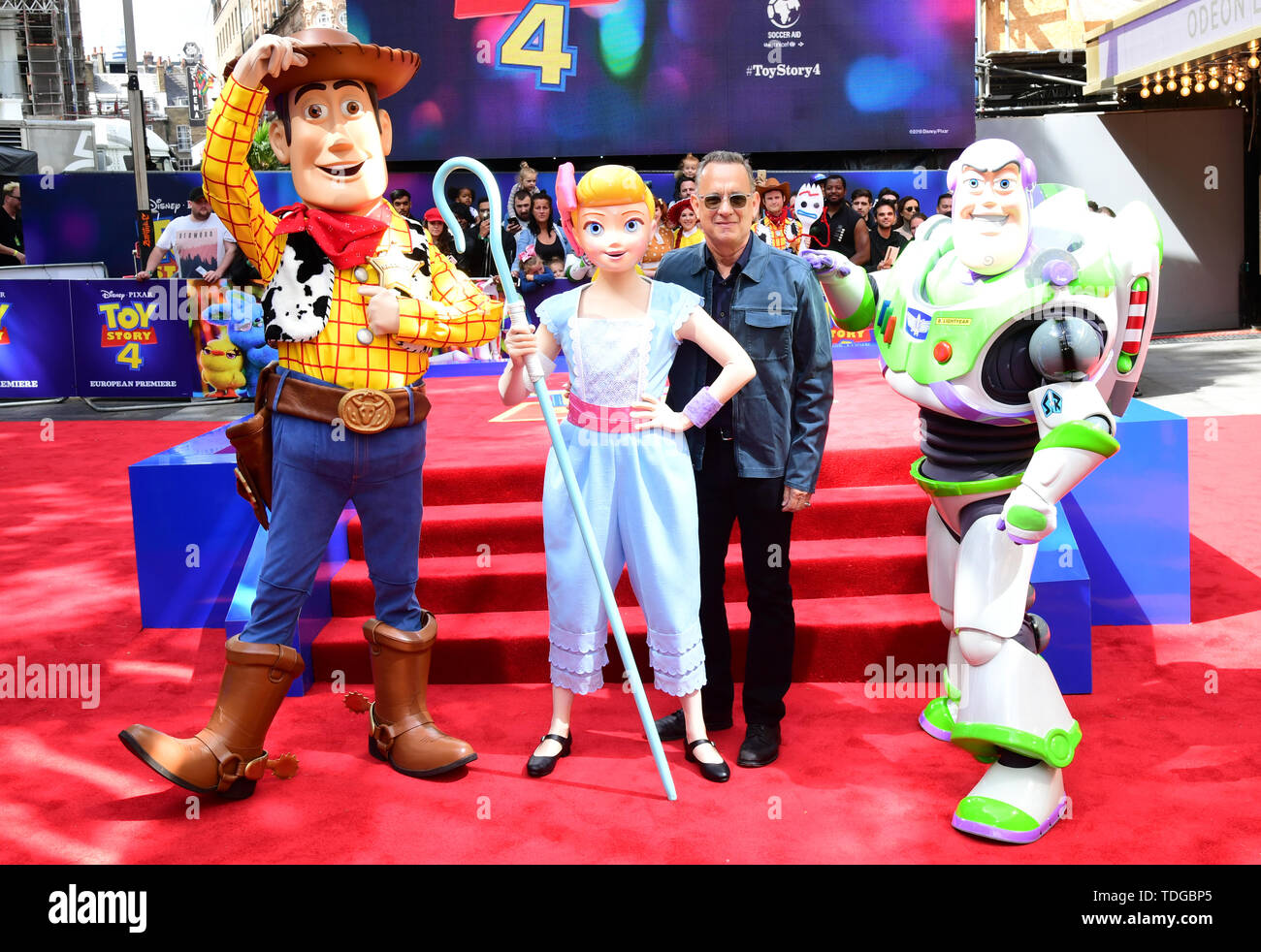 Posa con Tom Hanks Toy Story personajes durante el estreno de Toy Story 4 De Luxe, Odeon de Leicester Square, Londres. Foto de stock