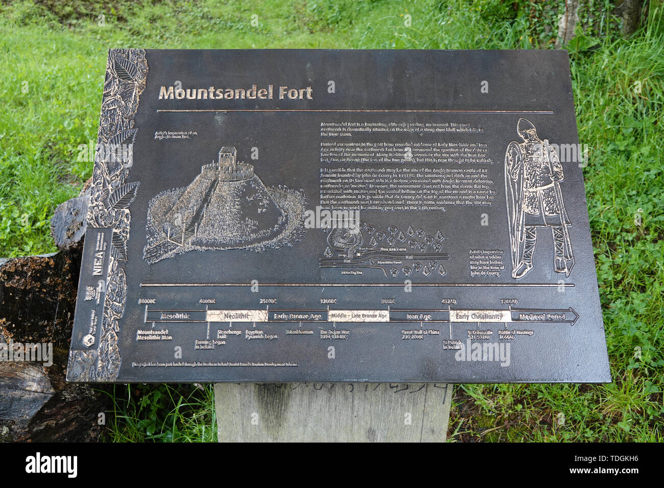 Coleraine, Irlanda del Norte - Junio 5, 2019: una placa de metal se muestra describiendo la historia conocida de la antigua fortaleza Mountsandel sitio. Foto de stock