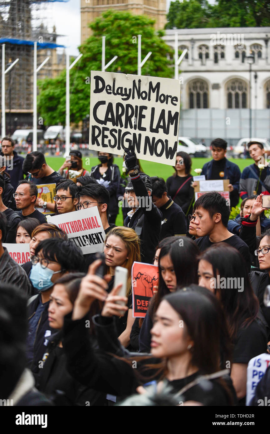 Londres, Reino Unido. El 16 de junio de 2019. La población de Hong Kong vive en el Reino Unido la etapa una protesta en la Plaza del Parlamento para pedir la dimisión del Jefe del Ejecutivo de Hong Kong, Carrie Lam y poner fin a la violencia policial contra la población de Hong Kong. En Hong Kong, los manifestantes vestidos de negro están exigiendo una retractación de la ley de extradición de China. Carrie Lam, anunció una indefinida a la propuesta de ley, que permitirá a los visitantes y residentes a ser juzgados en China comunista-controlado del sistema judicial. Crédito: Stephen Chung / Alamy Live News Foto de stock