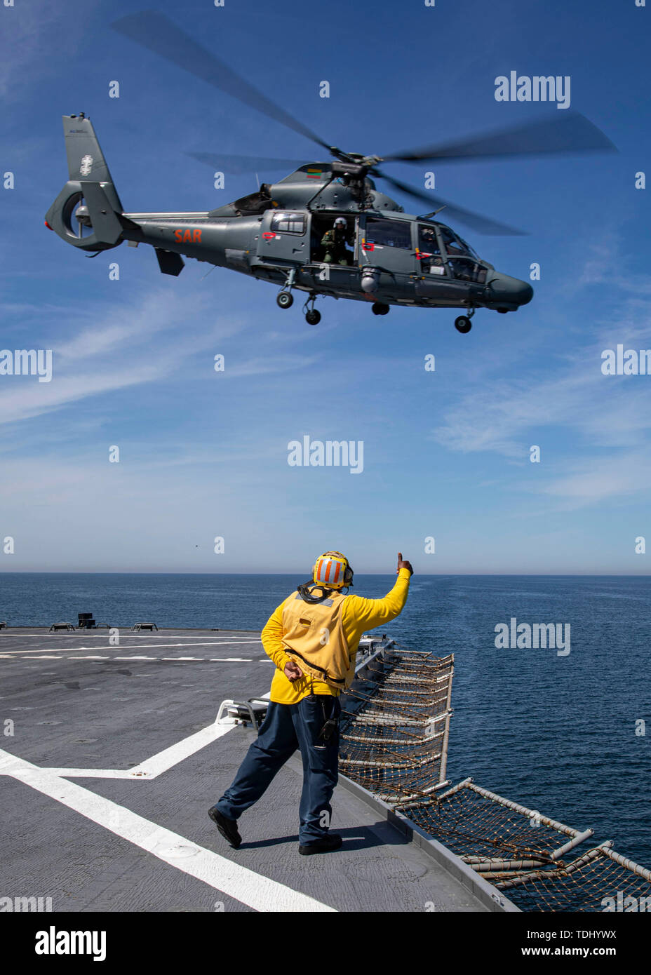190615-N-EI510-0161 MAR BÁLTICO (15 Junio 2019) un comando de Transporte Marítimo Militar mariner civil asignado a la clase de Blue Ridge el mando y el control del buque USS Mount Whitney (LCC) 20 guías una Fuerza Aérea lituana como helicóptero Dauphin365 fuera de la cubierta de vuelo del Mount Whitney durante el ejercicio de operaciones (BALTOPS Báltico) 2019. Es el premier BALTOPS Marítimo anual ejercicio centrado en la región del Báltico, que marca el 47º año de uno de los ejercicios más grande del norte de Europa, la mejora de la flexibilidad y la interoperabilidad entre las fuerzas aliadas y asoció unidas. (Ee.Uu. Navy Photo by Mass Communication Speciali Foto de stock