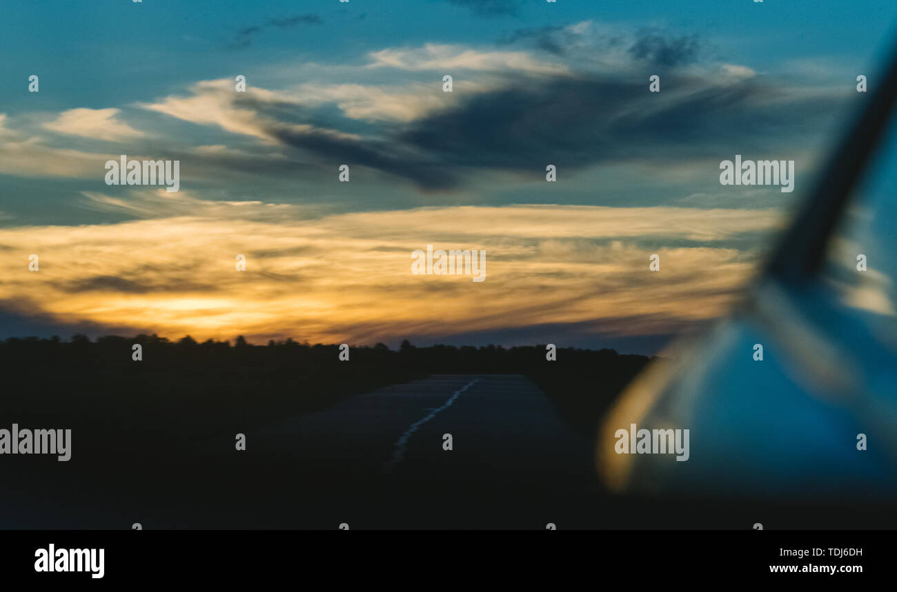 Fotos de noche las nubes y el cielo en el lateral de la carrocería del automóvil Foto de stock