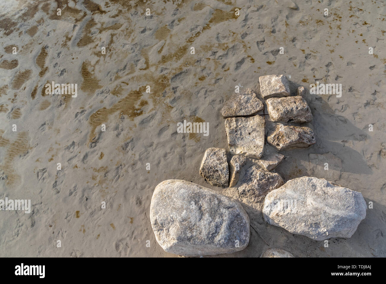 Piedras en la orilla arenosa durante el día Foto de stock