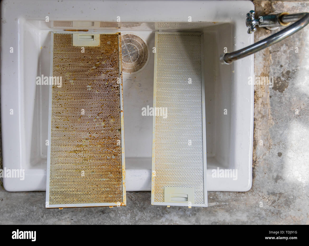 hogar Puno Tropical Filtro sucio en la campana de la cocina fotografías e imágenes de alta  resolución - Alamy