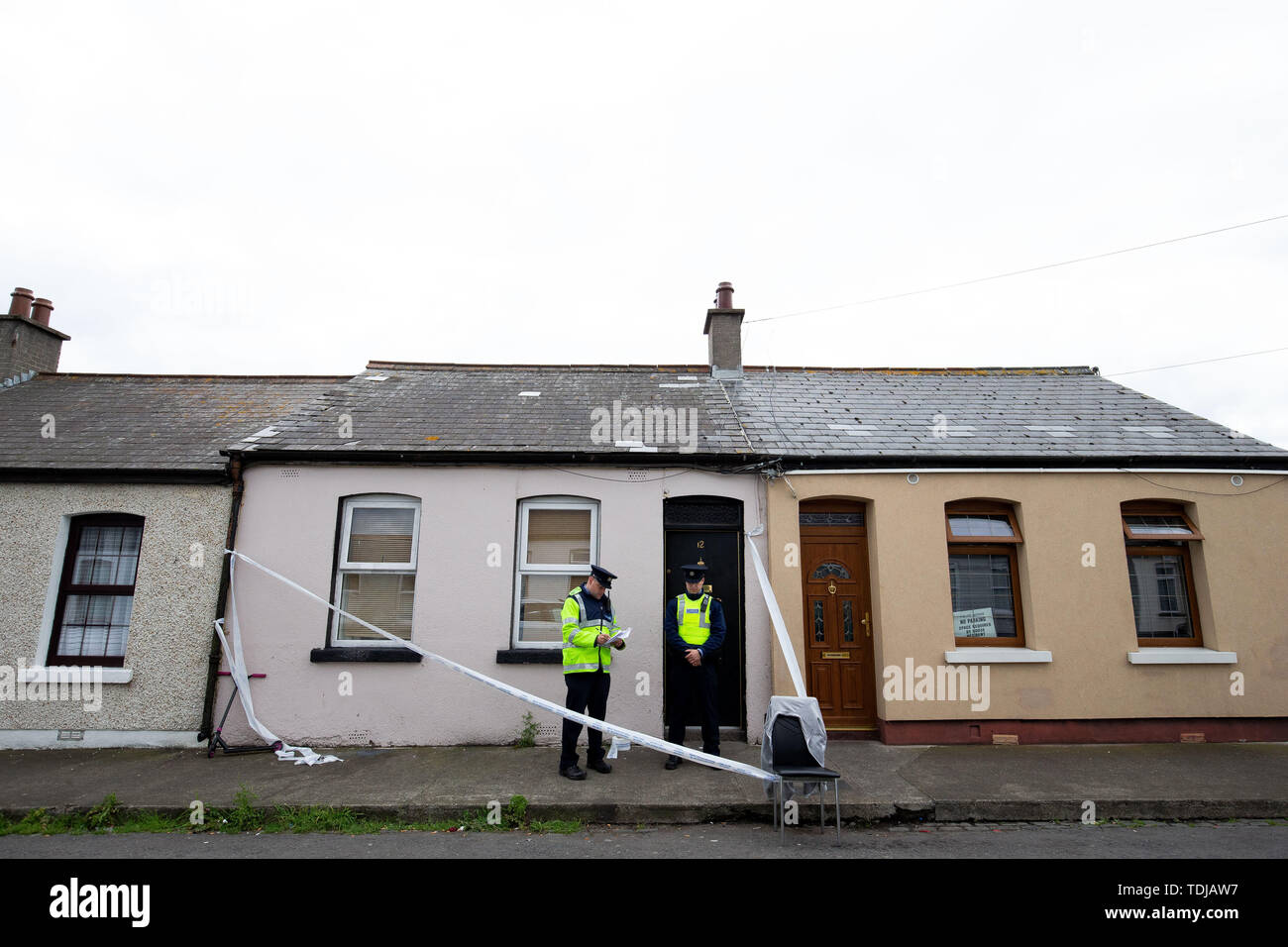 Los miembros de la Garda en la escena donde un hombre ha sido descubiertos muertos en una casa de la calle Ashford, Stoneybatter, en Dublín. Foto de stock