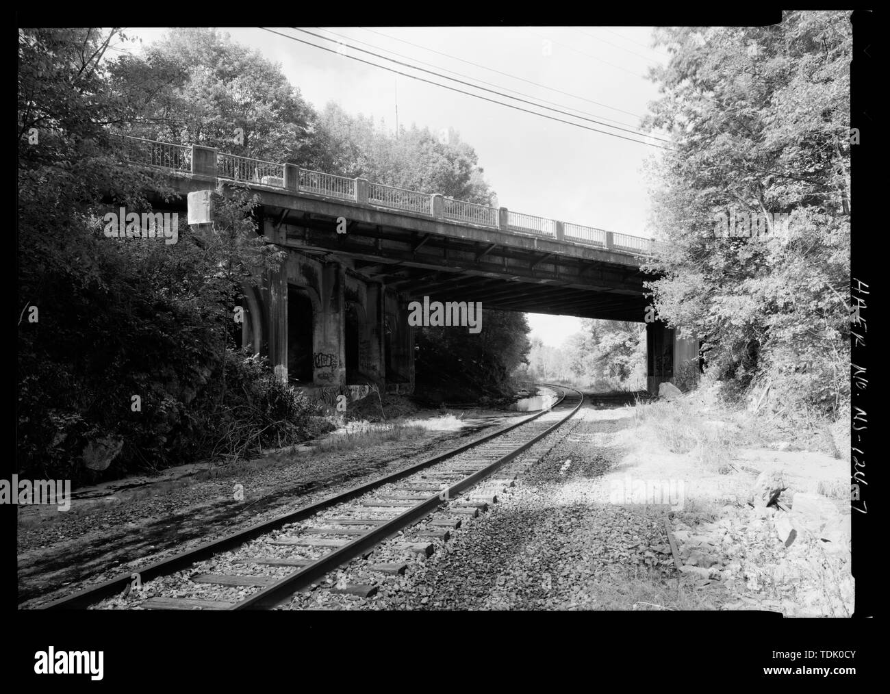 Vista oblicua del medio de elevación. Mirando hacia el occidente. - Puente de Ruta 31, Ruta 31 de Nueva Jersey, cruzando en desuso de la línea principal de ferrocarril central de Nueva Jersey (C.R.R.N.J.) (New Jersey Transit de Raritan Valley Line), Hampton, Hunterdon County, NJ Foto de stock