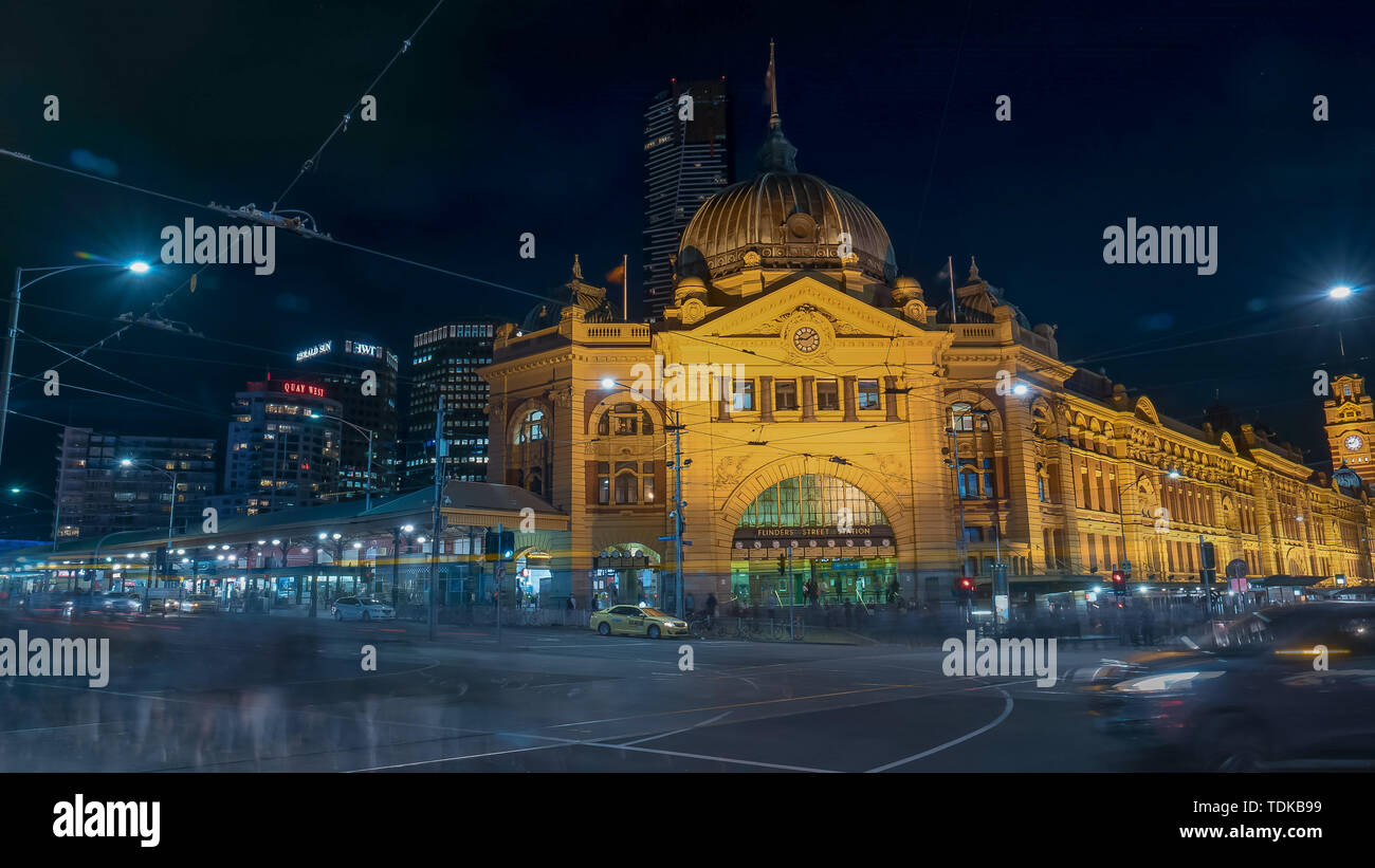 MELBOURNE, Australia, noviembre 12, 2016: la larga exposición foto de la estación de Flinders Street en la noche en el estado australiano de Victoria Foto de stock