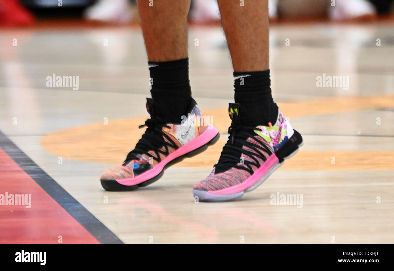 Multitud de toba Power Kenyon Martin Jr. juega en un par de zapatillas Nike  KD 10 "qué" color durante un partido de baloncesto, la Liga Drew Sábado, 15  de junio de 2019,