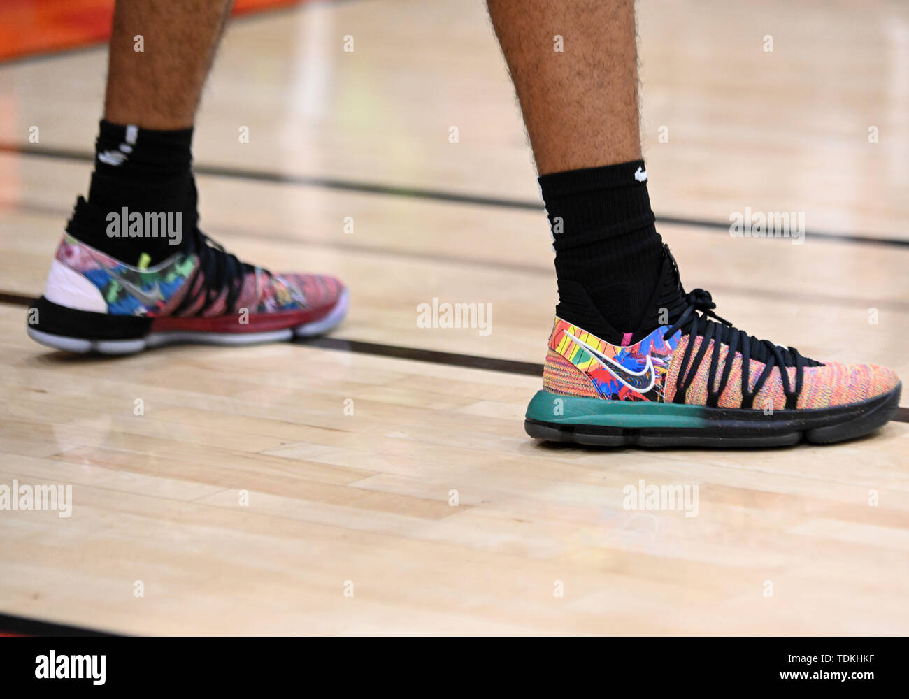 Multitud de toba Power Kenyon Martin Jr. juega en un par de zapatillas Nike  KD 10 "qué" color durante un partido de baloncesto, la Liga Drew Sábado, 15  de junio de 2019,