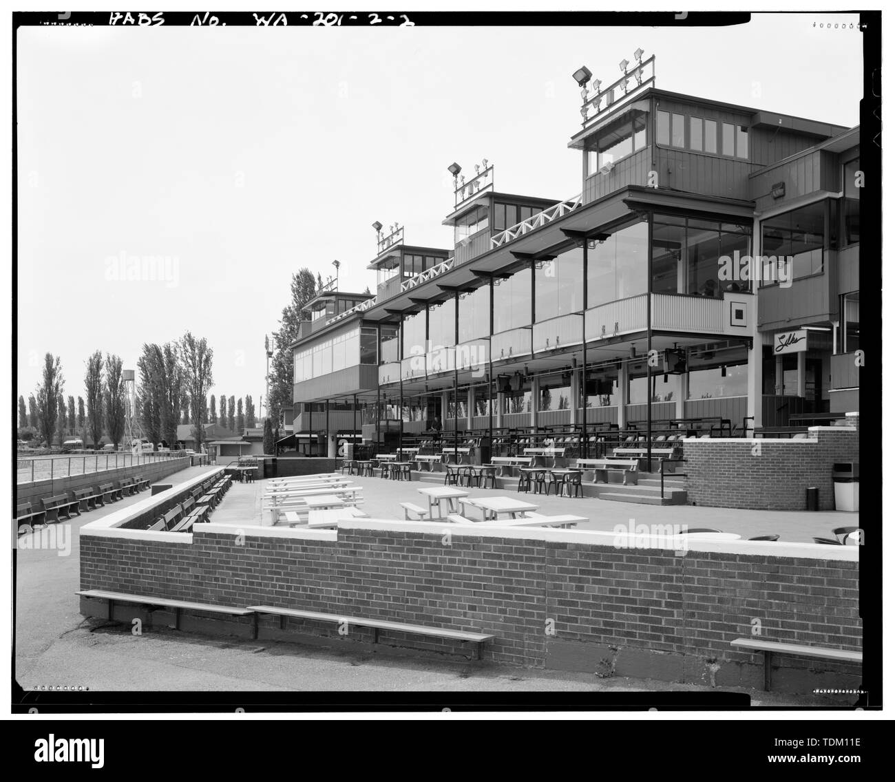 Sección Original del Clubhouse, visto en perspectiva desde el Winner's Circle. Cámara apuntando SW. (Mayo de 1993) - Longacres, Clubhouse y adiciones, 1621 Southwest 16ª Calle, Renton, en King County, Washington; Gill, Barry Lee, transmisor Foto de stock