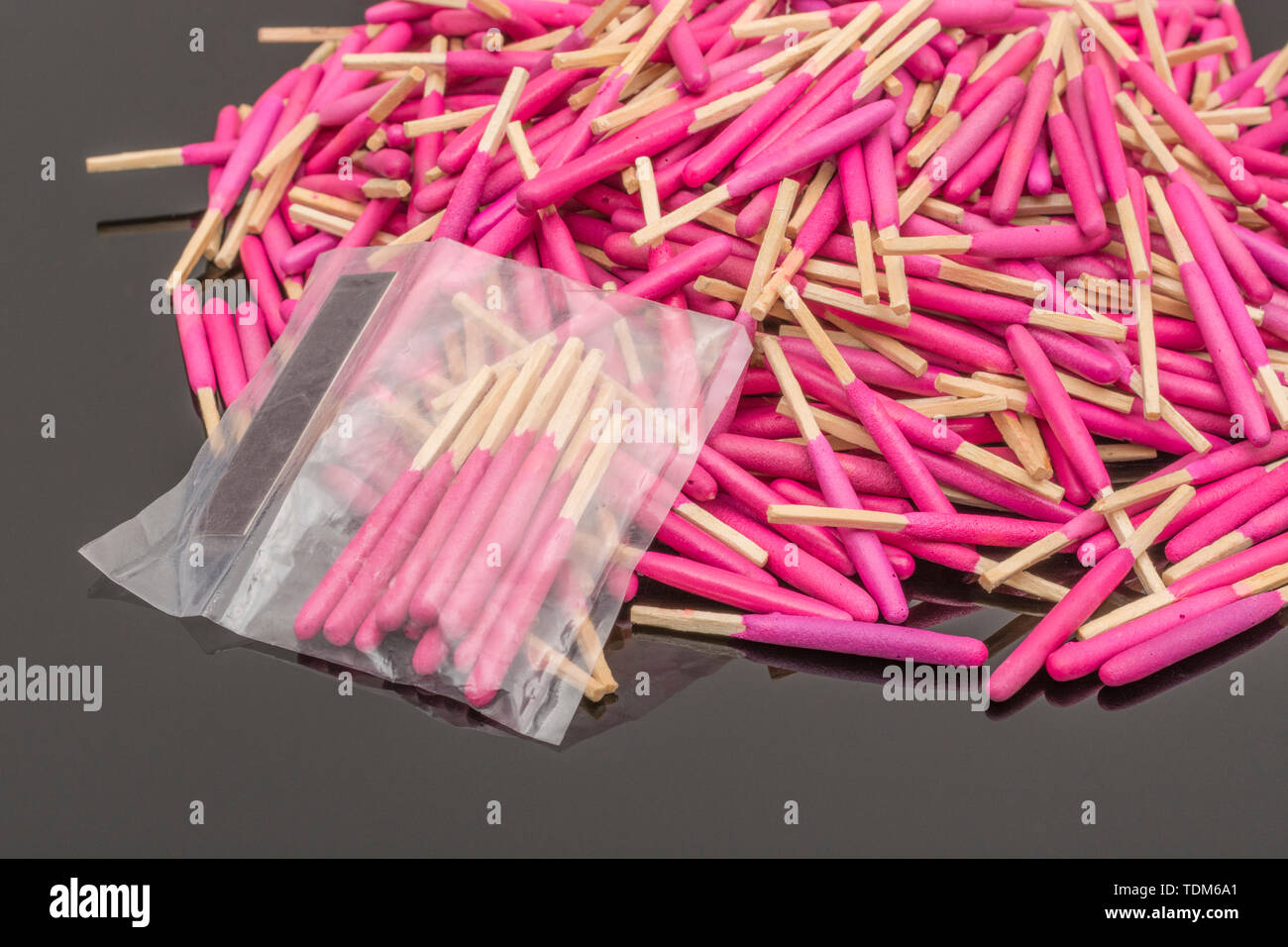 Random montón de emergencia impermeable coincidencias. Habilidades de Supervivencia, metáfora mente caótica y desorganizada, random, perdido en medio de la muchedumbre, desorden en la mente. Foto de stock