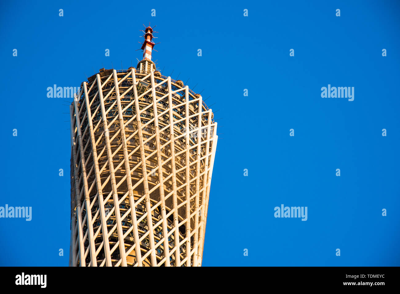 Torre de Guangzhou cintura pequeña en la ciudad de Guangzhou, Provincia de  Guangdong Fotografía de stock - Alamy