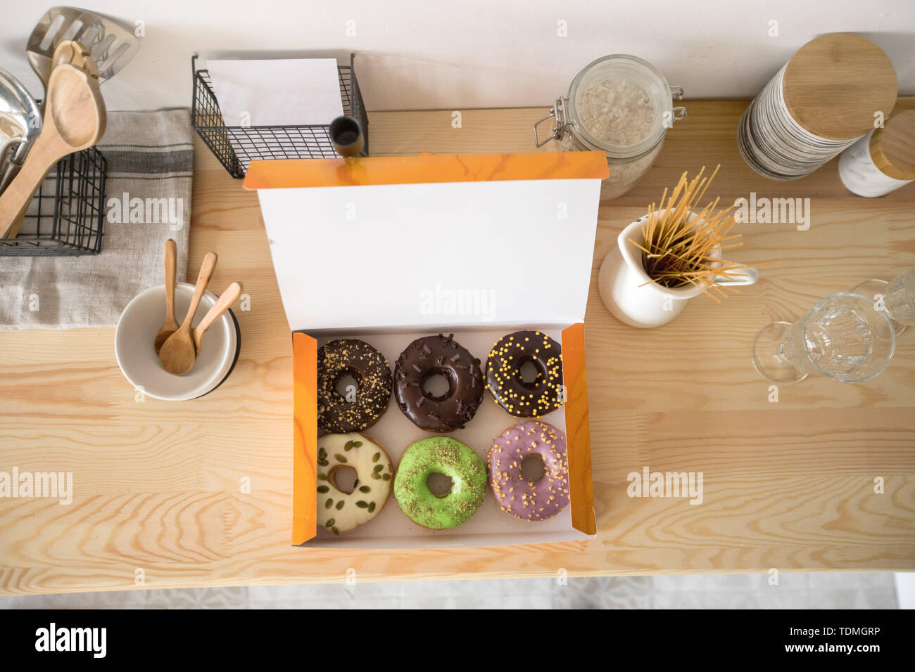 Caja con rosquillas en la tabla Foto de stock