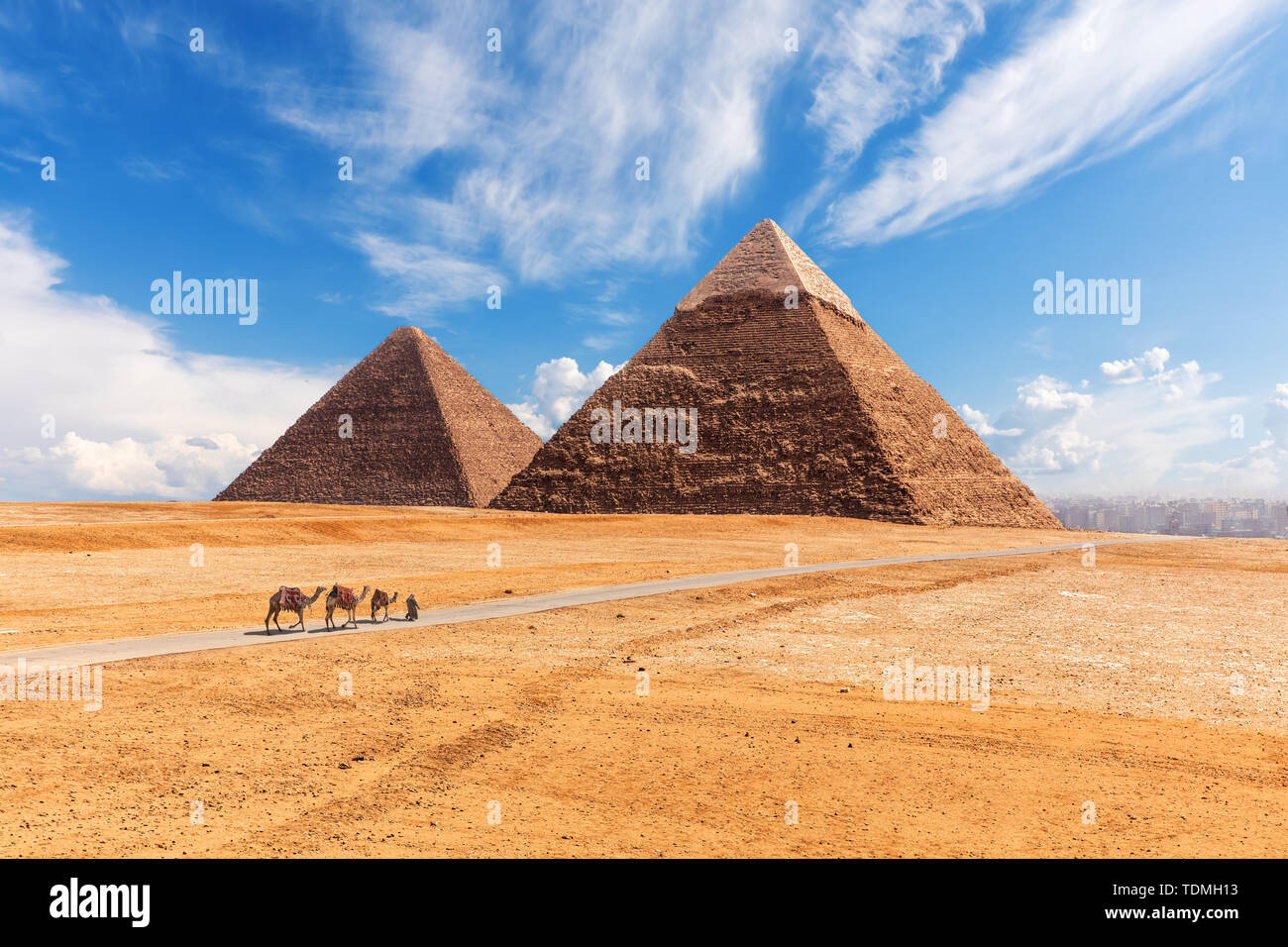 Las pirámides de Giza en el desierto, el día soleado paisaje. Foto de stock