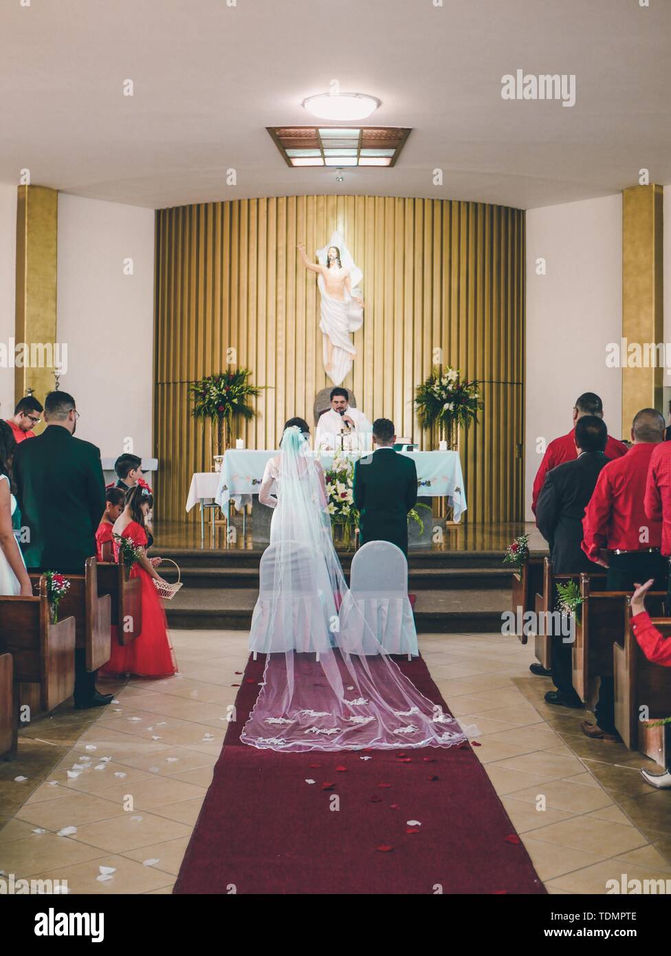 Bridal couple in front of the altar fotografías e imágenes de alta  resolución - Alamy